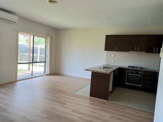 THREE BEDROOM TOWNHOUSE - Photo 1