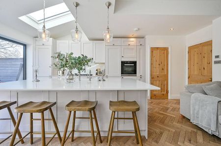 4 bedroom semi-detached house to rent - Photo 5