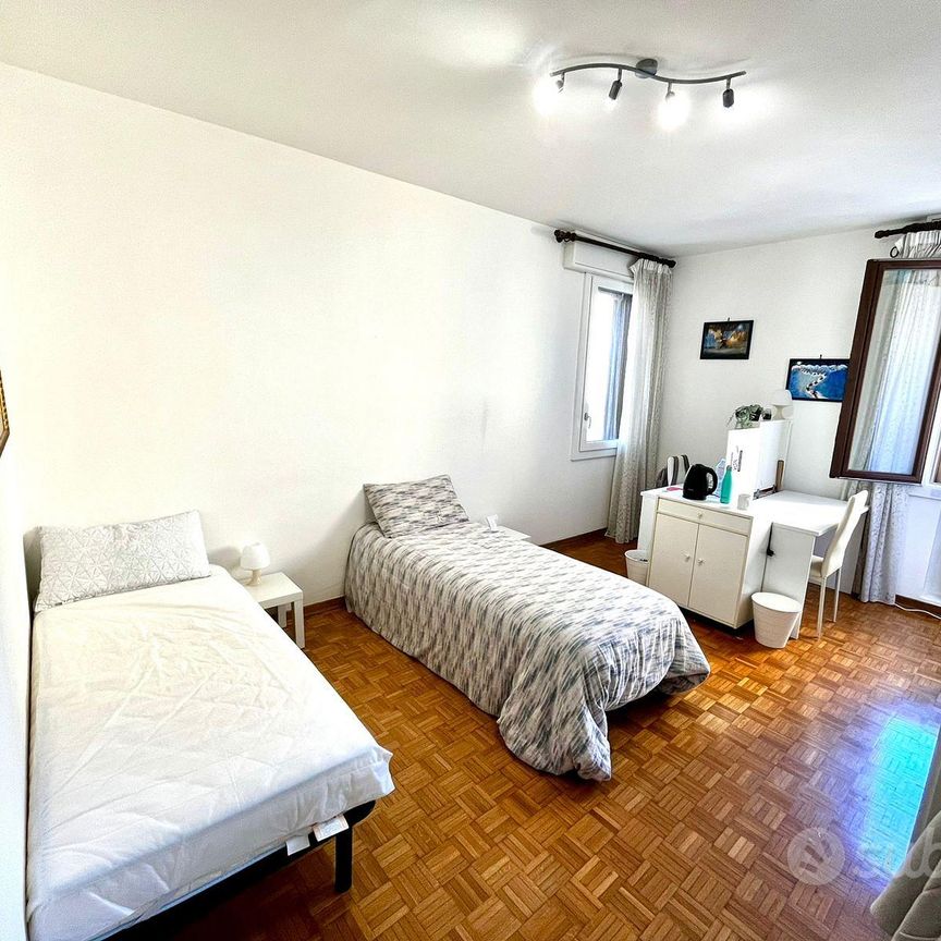 Stanza in pieno centro da subito per ragazze - Photo 2