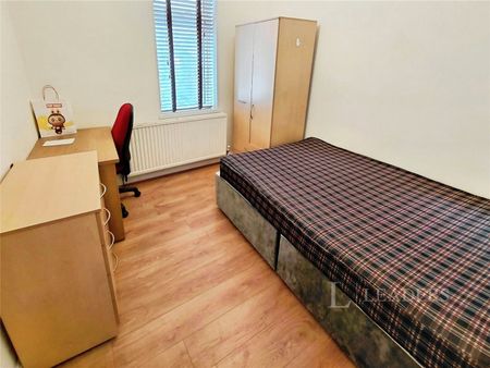 4 bedroom house to rent Standish Road, Manchester, M14 - Photo 4