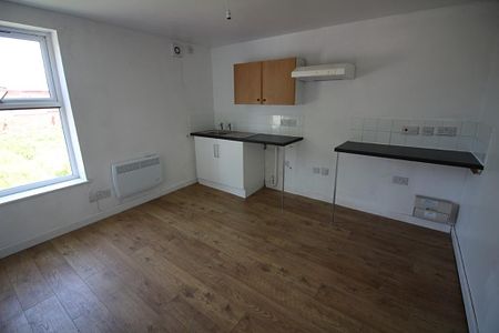 1 bed Flat - Photo 4