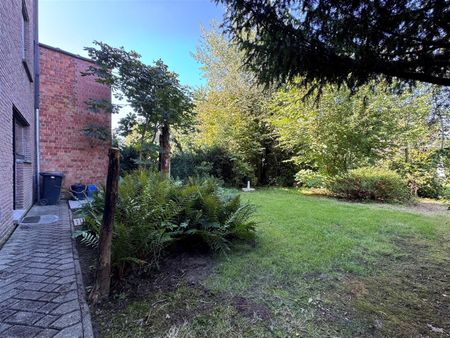 Gerenoveerd ruim appartement met tuin en garage gelegen in de wijk “Het Westveld”. - Photo 3