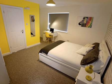 OX Living is proud to present this high-quality 6-bedroom co-living property, perfect for working professionals looking for stylish, stress-free living. Room 2 - Photo 4