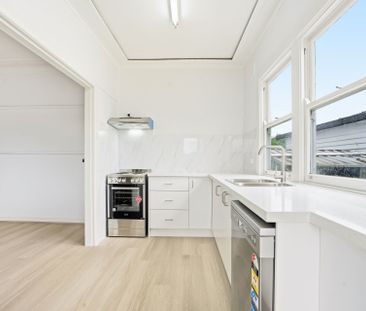 A Must Inspect - 5 BEDROOMS & TENNIS COURT ON 1200SQM BLOCK - Photo 6