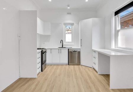 Classic Abbotsford Elegance with a Contemporary Edge - Photo 2