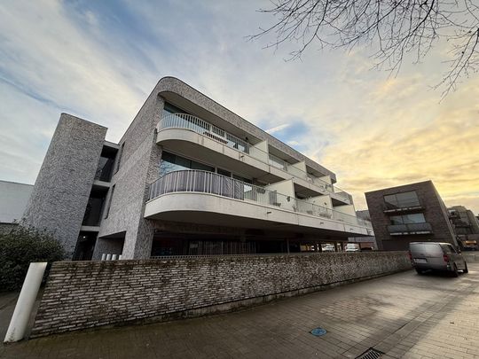 TE HUUR: Éenslaapkamerappartement met autostaanplaats en berging! - Photo 1