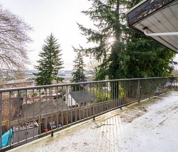 A BEAUTIFUL SPACIOUS HOME IN CAPE HORN, COQUITLAM - Photo 5