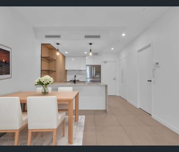 Stylish & Spacious Apartment with Oversized Courtyard - Photo 2