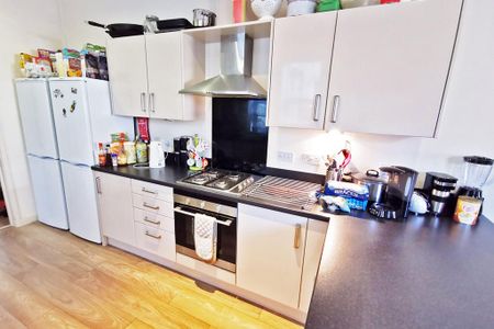 1 bedroom in a house share to rent - Photo 3