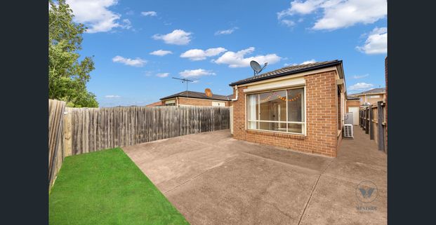 Beautiful Low Maintenance Home - Perfect Location! - Photo 1