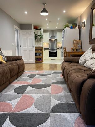 2 Bed Flat, Turner Street, E16 - Photo 1