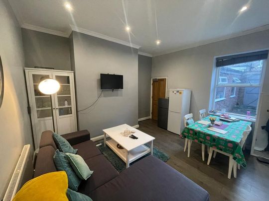 1 bedroom in a house share to rent - Photo 1