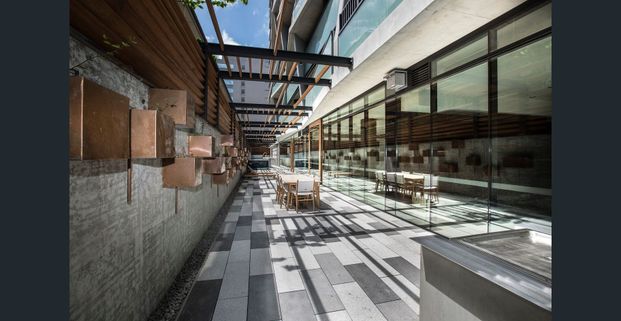 Fully furnished Luxurious 2-Bedroom Apartment with Study and Stunning Views Opposite Albert Park Lake - Photo 1