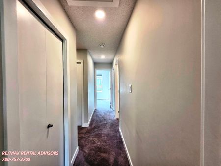 GREAT 3 BED PLUS BONUS RM, 2.5 BATH, 2 STOREY TOWNHOUSE W/A DOUBLE ATTACHED GARAGE IN THE COMMUNITY OF GRAYDON HILL - Photo 5
