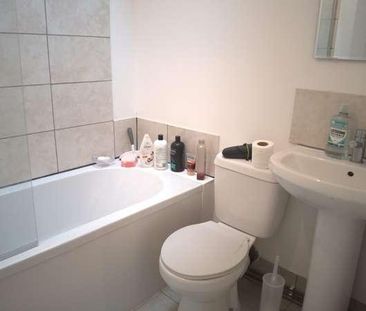 Charming Bedroom House, LN5 - Photo 1