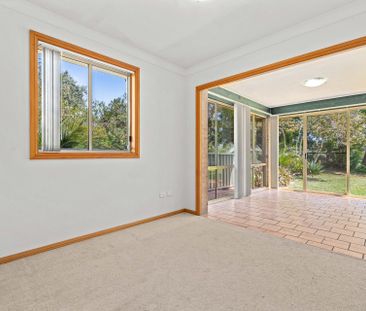 Family beach house quietly set in a sought-after enclave - Photo 4