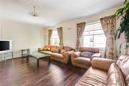 3 bedroom flat in London - Photo 2