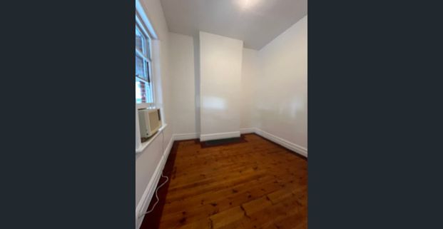 Location Close to Tram Station , 3 B/R , Newly Painted , Ideal Student Accommodation - Photo 1