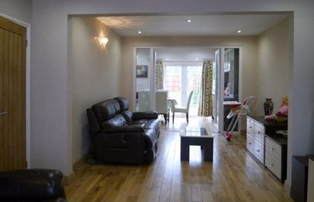 5 bedroom semi-detached house to rent - Photo 2