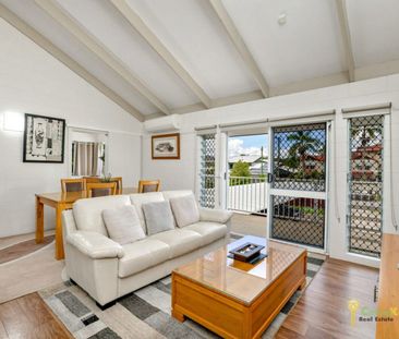 Beautifully Maintained Upstairs Unit In Outstanding Location!! - Photo 3