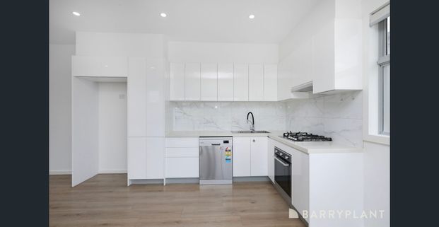 Stunning modern townhouse offers open plan living at its finest & situated in the heart of Braybrook. - Photo 1