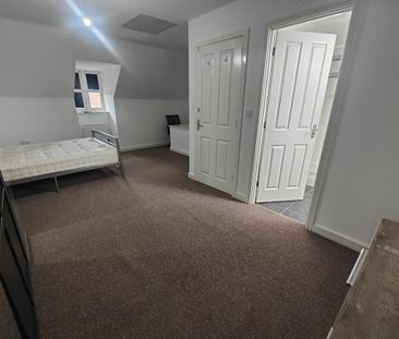 4 bedroom semi-detached house to rent - Photo 4