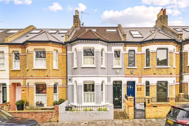 A charming five bedroom family home close to Battersea Park. - Photo 1