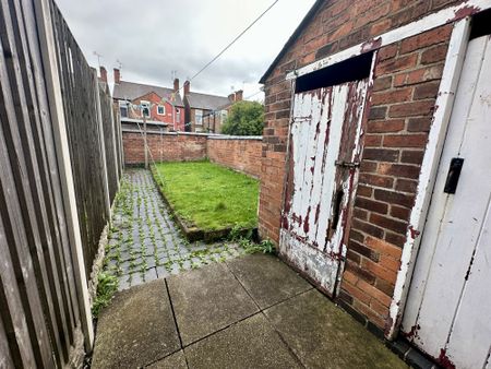 Available NOW FULLY REFURBISHED - Rent Amount: £850per month - Deposit / Bond: £850 - 3 Bedrooms, living room, dining room, fitted kitchen - 1 Bathrooms - Property comes un-furnished - Minimum tenancy term is 6 months - Family Friendly - Bills NOT Included WE DON’T CHARGE ADMIN FEES! - Photo 5