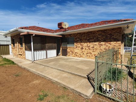 128 Carthage St, Tamworth - Photo 2