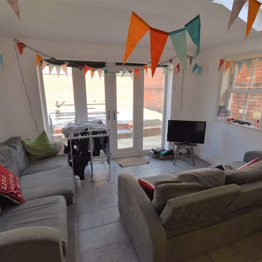 7 Bed Semi-Detached House, Granby Gardens, RG1 - Photo 1