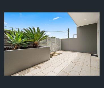 Modern Townhouse Style - Photo 4