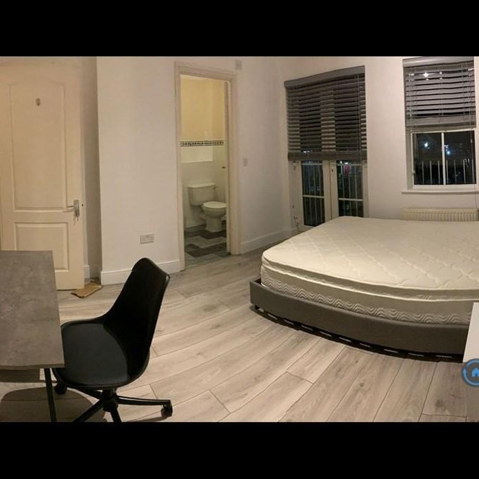 1 bedroom in a house share to rent - Photo 2