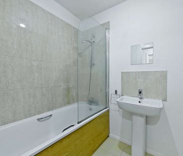 A ground floor flat is located less than a mile from Marlow High St... - Photo 4