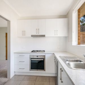 Enjoying a peaceful locale of superb convenience - Photo 2