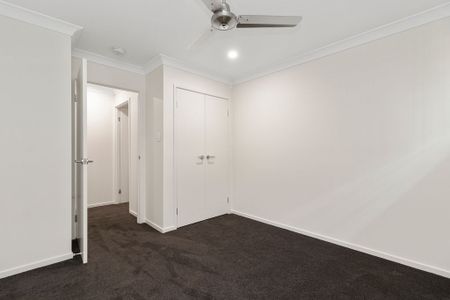 Modern 3-Bedroom Townhouse in Central Coomera - Photo 3