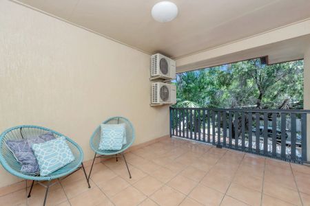 TERRIFIC TOWNHOUSE IN HYDE PARK - Photo 4