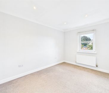 3 bedroom House in Hawthorn Court, Farnborough - Photo 2