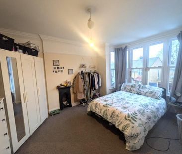 4 bedroom semi-detached house to rent - Photo 5