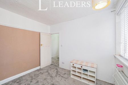 4 bedroom semi-detached house to rent - Photo 5