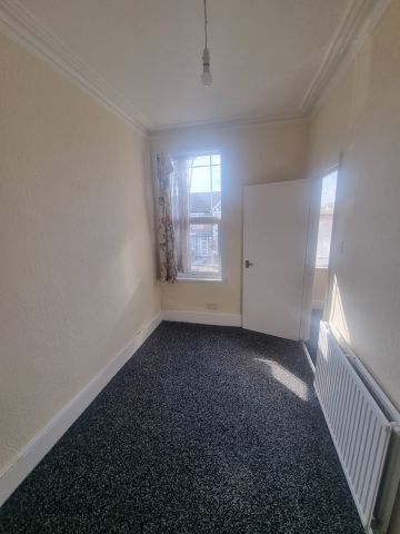 1 Bed Semi-Detached House, Seymour Garden, IG1 - Photo 3