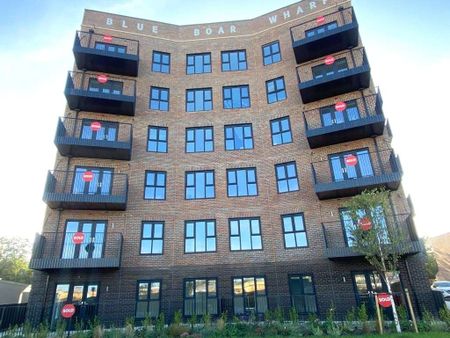 A superbly presented apartment in a striking contemporary development. - Photo 2