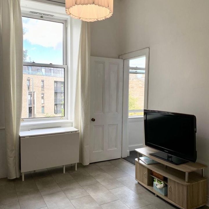 2 Bed Flat, Montgomery Street, EH7 - Photo 1