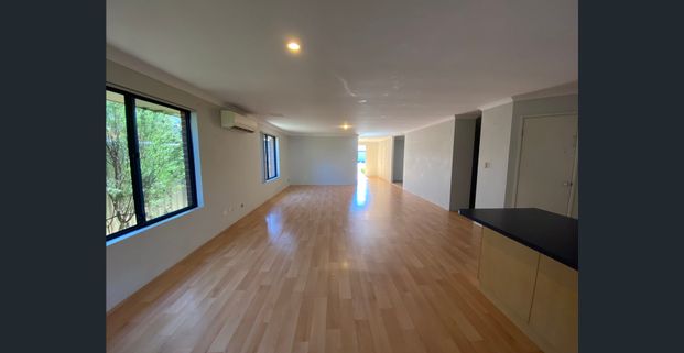 ***SPACIOUS FAMILY HOME*** - Photo 1