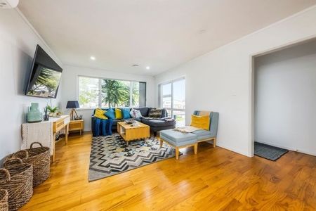 PAPAKURA, 3 BEDROOMS - Photo 2