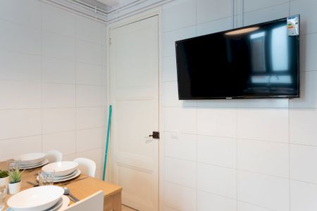 Cozy room with outside window in Barcelona - Photo 4