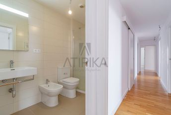 Piso en alquiler de cuatro habitaciones junto al Teatre Nacional de Cataluña, Barcelona