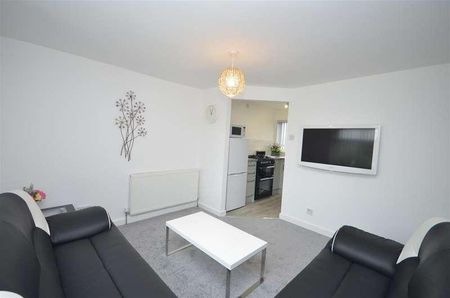 First Floor Flat, Opp Woodland Park, Walmsley Street, Darwen, BB3 - Photo 4