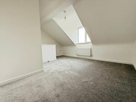 3 bedroom Semi-detached house To Let - Photo 4