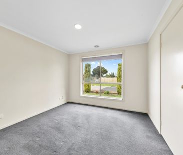 1/64 Songlark Crescent, Werribee VIC, Belconnen - Photo 2