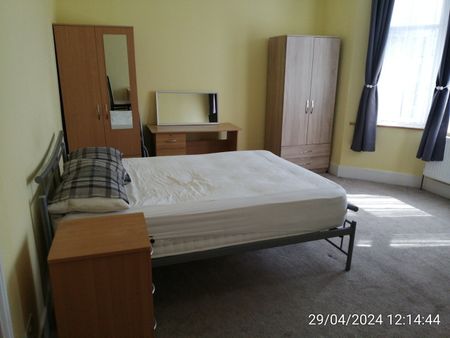 Room in a Shared House, Thorold Road, IG1 - Photo 5